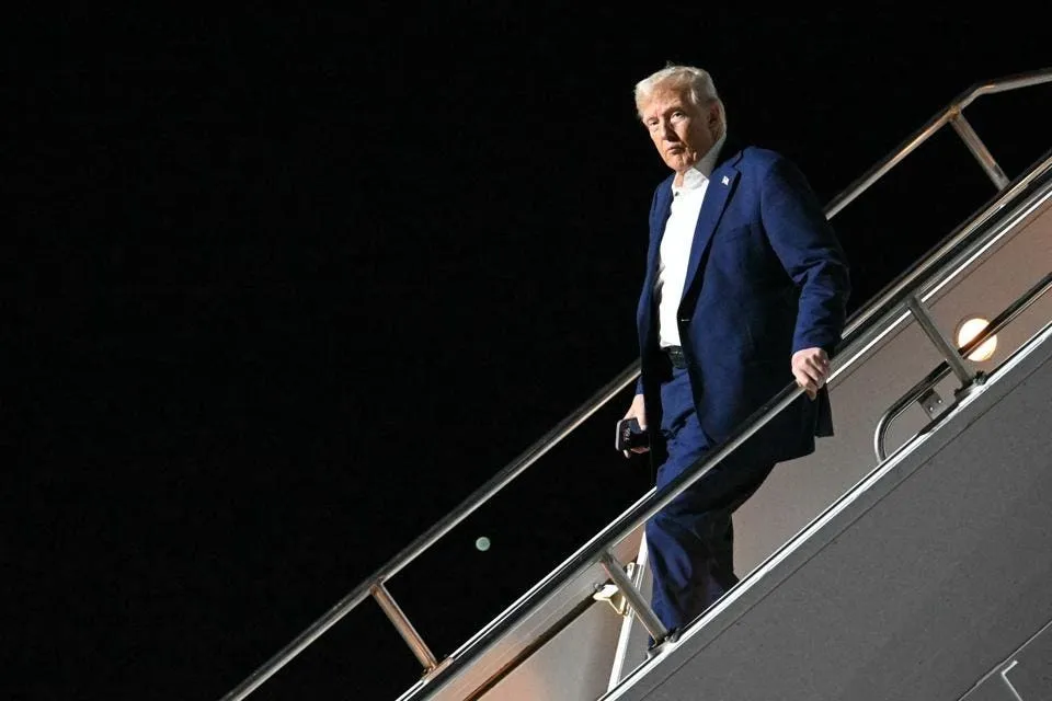 Ông Trump công bố ‘thuế quan khẩn cấp’ sau khi Comlombia từ chối chuyến bay trục xuất từ Mỹ