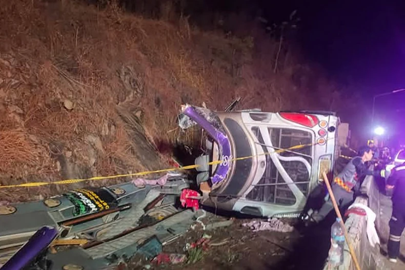 Thủ tướng Thái Lan yêu cầu điều tra tai nạn xe buýt khiến 18 người thiệt mạng