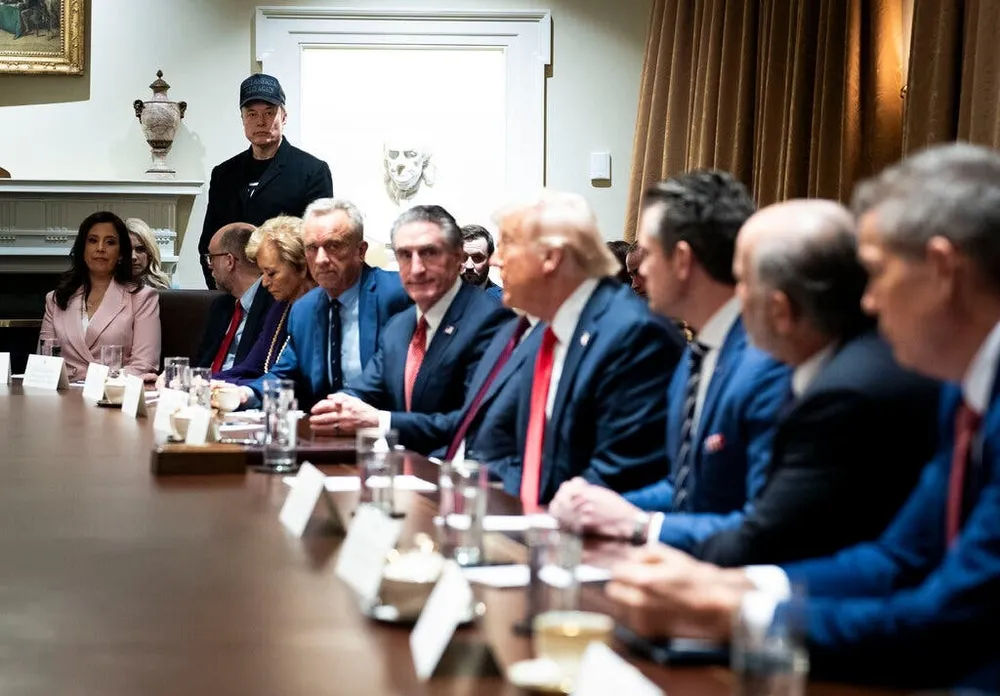 ti-phu-musk-va-su-kho-xu-ngay-cang-tang-tu-noi-bo-cong-hoa (1).jpg