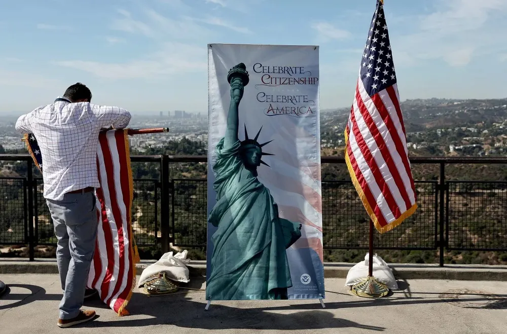 Tại sao đề xuất của ông Trump về ‘thẻ vàng nhập cư’ khó thực hiện?