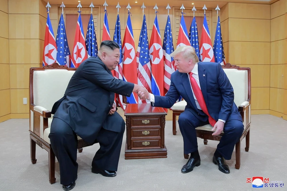 Tổng thống Mỹ Donald Trump (phải) và lãnh đạo Triều Tiên Kim Jong-un gặp nhau tại khu phi quân sự (DMZ) liên Triều ở Bàn Môn Điếm năm 2019. Ảnh: KCNA Tổng thống Mỹ Donald Trump
