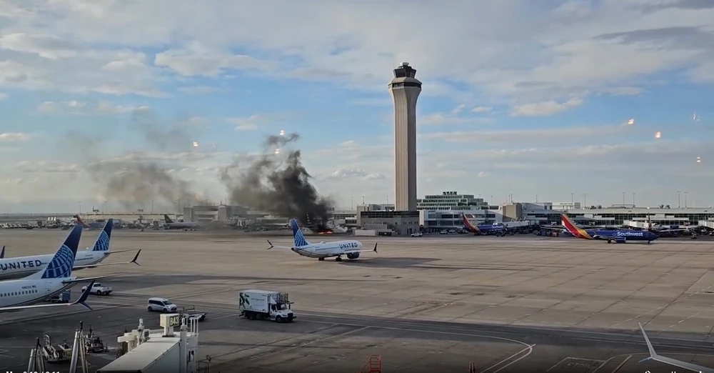 Máy bay Mỹ bốc cháy tại Sân bay quốc tế Denver (bang Colorado, Mỹ) ngày 13-3. Ảnh: FACEBOOK VIDEO: Máy bay Mỹ bốc cháy tại đường băng, 178 người sơ tán