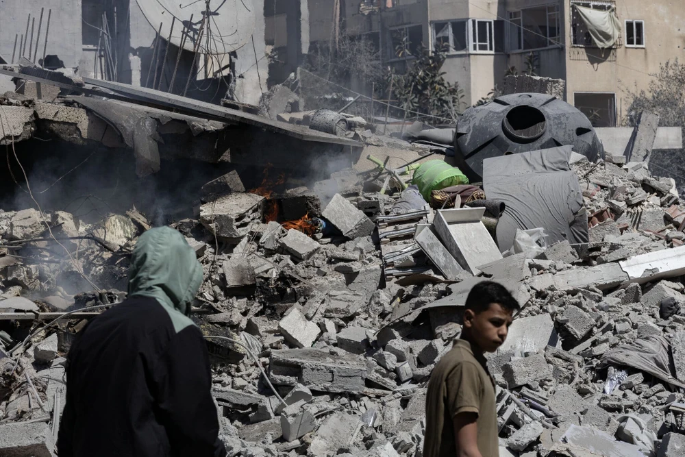 Đống đổ nát của một tòa nhà ở TP Gaza (Dải Gaza) sau khi hứng không kích vào ngày 19-3. Ảnh: THE NEW YORK TIMES thỏa thuận ngừng bắn Israel-Hamas đổ vỡ (2).jpg