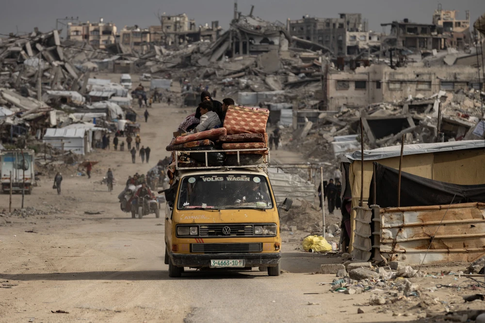 Người dân Gaza di dời sau các đợt không kích của Israel. Ảnh: THE NEW YORK TIMES Israel thông báo nối lại chiến dịch trên bộ ở Dải Gaza.jpg