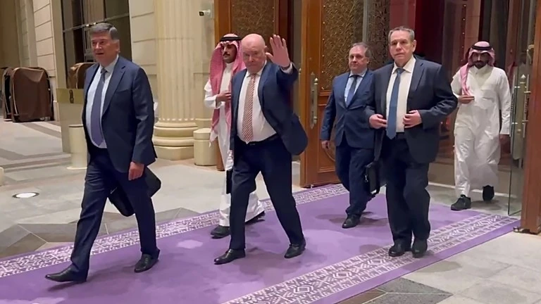 Phái đoàn Nga xuất hiện sau cuộc đàm phán Mỹ-Nga tại thủ đô Riyadh (Saudi Arabia) vào ngày 24-3. Ảnh: BỘ NGOẠI GIAO NGA Đàm phán Mỹ-Nga kéo dài hơn 12 tiếng, tập trung vào Biển Đen