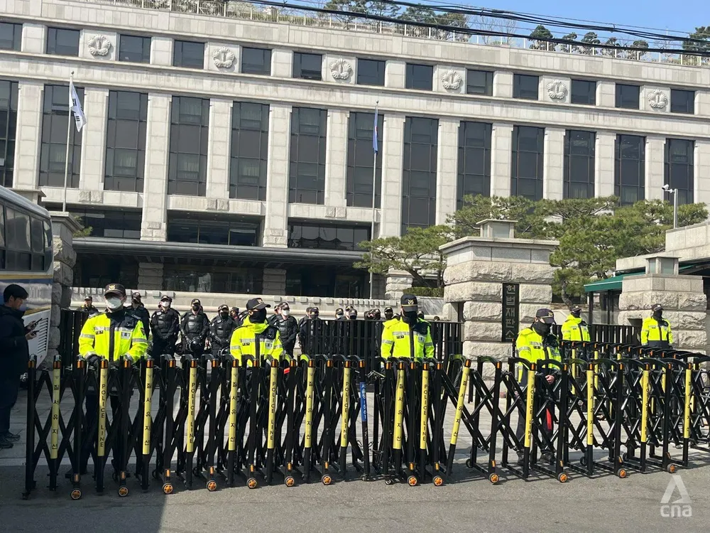 Bên ngoài Tòa Hiến pháp Hàn Quốc trước giờ có phán quyết luận tội Tổng thống Yoon Suk-yoel. Ảnh: CNA