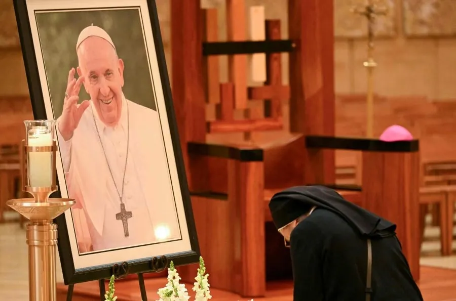 Một nữ tu sĩ cầu nguyện trước chân dung của Giáo hoàng Francis. Ảnh: AFP Toà thánh Vatican công bố nguyên nhân Giáo hoàng Francis qua đời