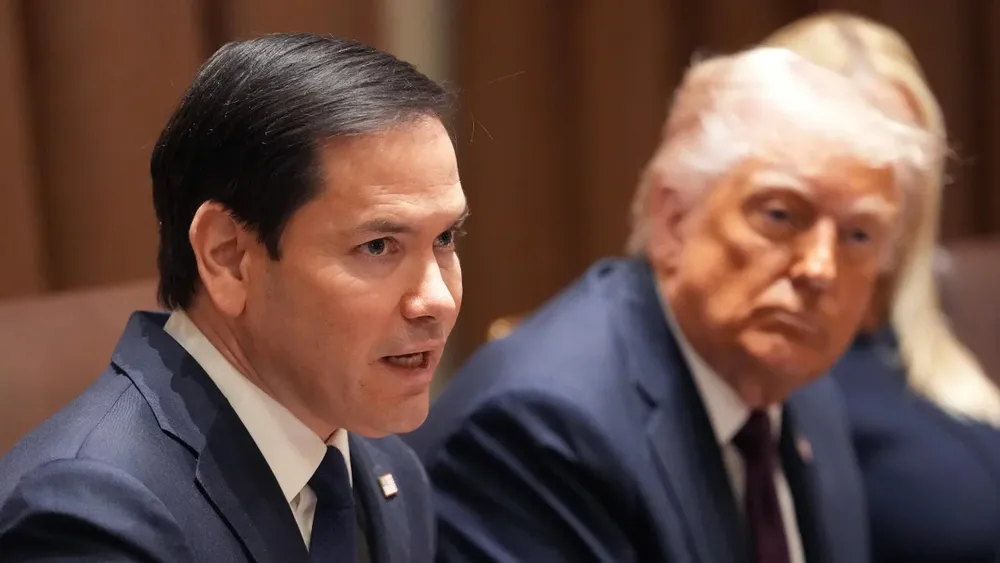 Ngoại trưởng Mỹ Marco Rubio (trái) phát biểu cùng Tổng thống Donald Trump trong cuộc họp Nội các tại Nhà Trắng, thủ đô Washington, D.C (Mỹ) vào ngày 24-3. Ảnh: GETTY IMAGES Ông Rubio công bố kế hoạch tái cơ cấu Bộ Ngoại giao Mỹ