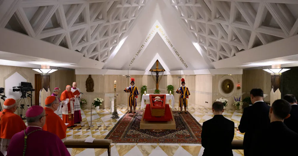 Di hài của Giáo hoàng Francis tại Nhà nguyện Santa Marta (Vatican) ngày 21-4. Ảnh: VATICAN biet-gi-ve-tang-le-sap-dien-ra-cua-giao-hoang-francis-2.png