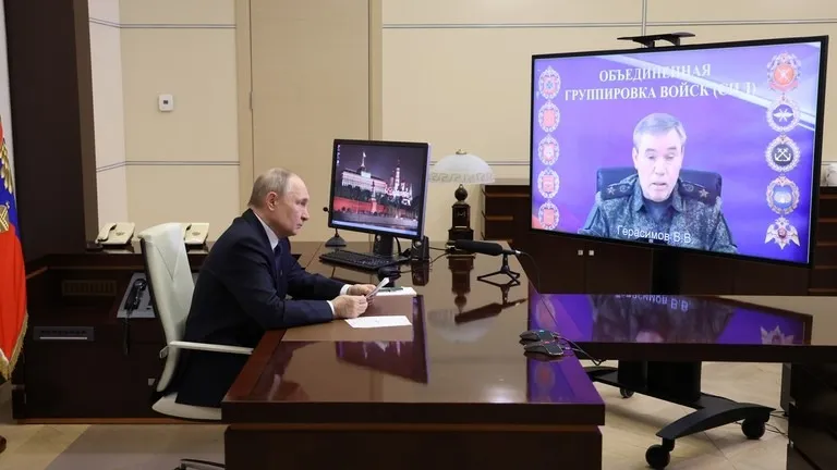 Tổng tham mưu trưởng quân đội Nga - ông Valery Gerasimov trong cuộc họp với Tổng thống Nga Vladimir Putin. Ảnh: SPUTNIK Nga lần đầu xác nhận binh sĩ Triều Tiên tham chiến ở Kursk