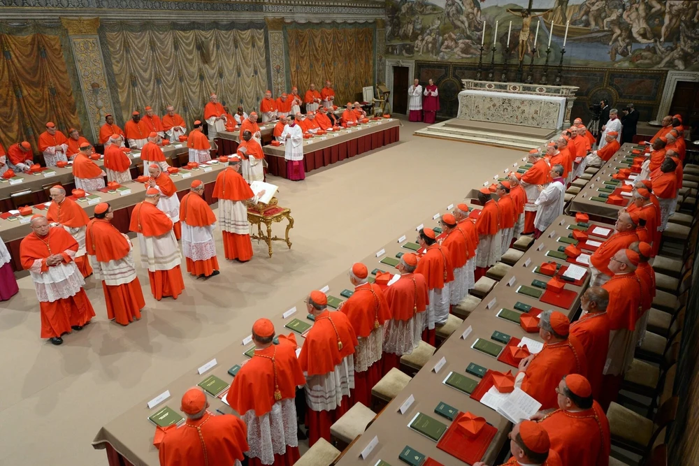 Các Hồng y từ khắp nơi trên thế giới xếp hàng trong Nhà nguyện Sistine của Vatican ngày 12-3-2013 để tuyên thệ khai mạc Mật nghị Hồng y. Ảnh: VATICAN MEDIA nhung-dieu-can-biet-truoc-them-mat-nghi-hong-y-2.png