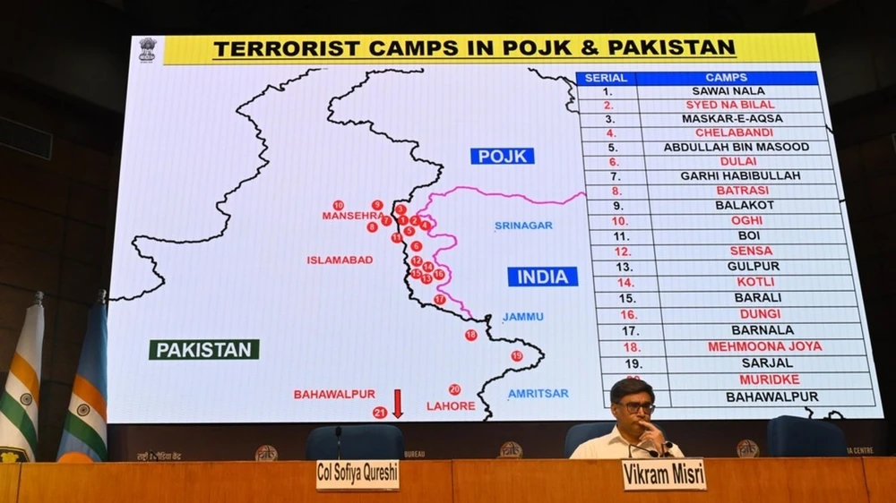 Ngoại trưởng Ấn Độ Vikram Misri trong cuộc họp báo về "Chiến dịch Sindoor" tấn công Pakistan, vào ngày 7-5 tại thủ đô New Delhi (Ấn Độ). Ảnh: GETTY IMAGES chi-tiet-9-muc-tieu-trong-cuoc-tan-cong-ten-lua-cua-an-do.jpg