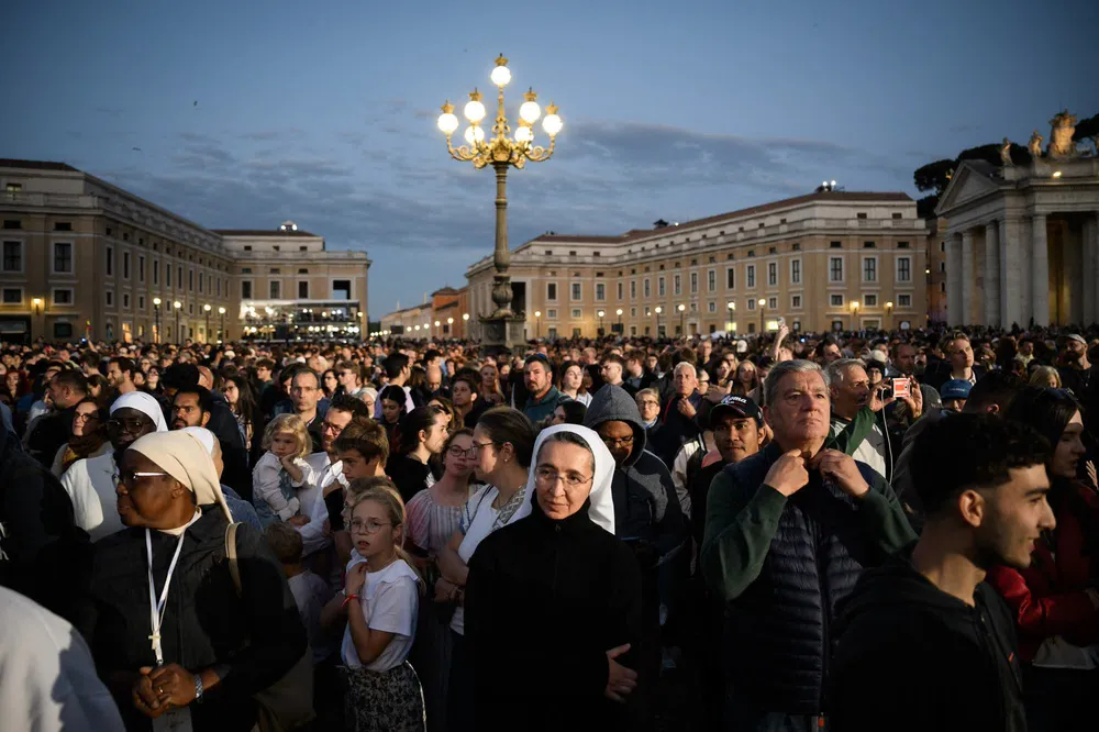 VIDEO: Khói đen bốc lên từ Nhà nguyện Sistine, chưa có giáo hoàng mới được bầu