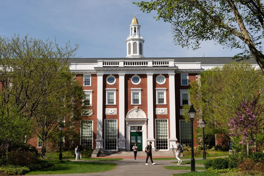 Khuôn viên ĐH Harvard (Mỹ). Ảnh: THE NEW YORK TIMES Chính quyền Mỹ chặn ĐH Harvard tuyển sinh sinh viên quốc tế