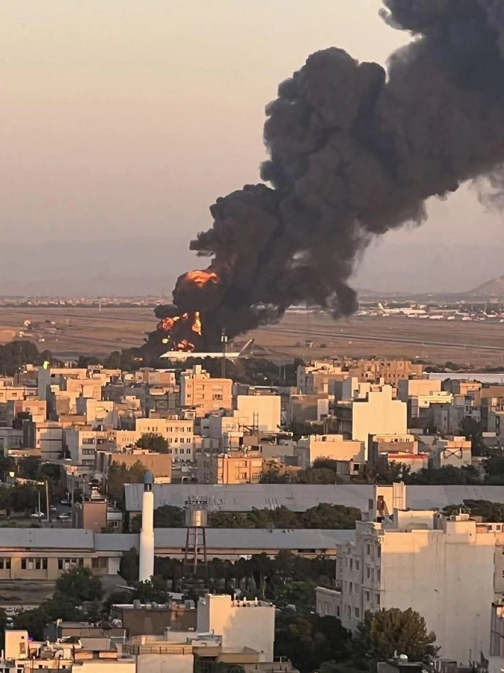 Xung đột Israel-Iran: Liên tiếp các đợt không kích, pháo kích; Tehran phóng hàng trăm tên lửa đạn đạo