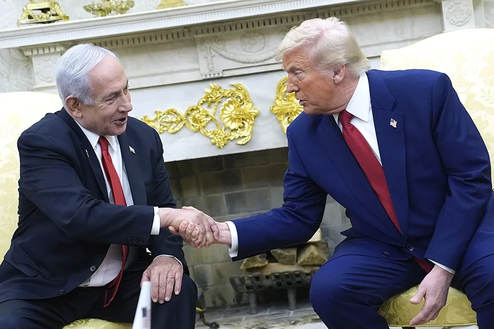 Thủ tướng Israel Benjamin Netanyahu (trái) và Tổng thống Mỹ Donald Trump. Ảnh: YURI GRIPAS/ABACA PRESS/TNS 2.jpg