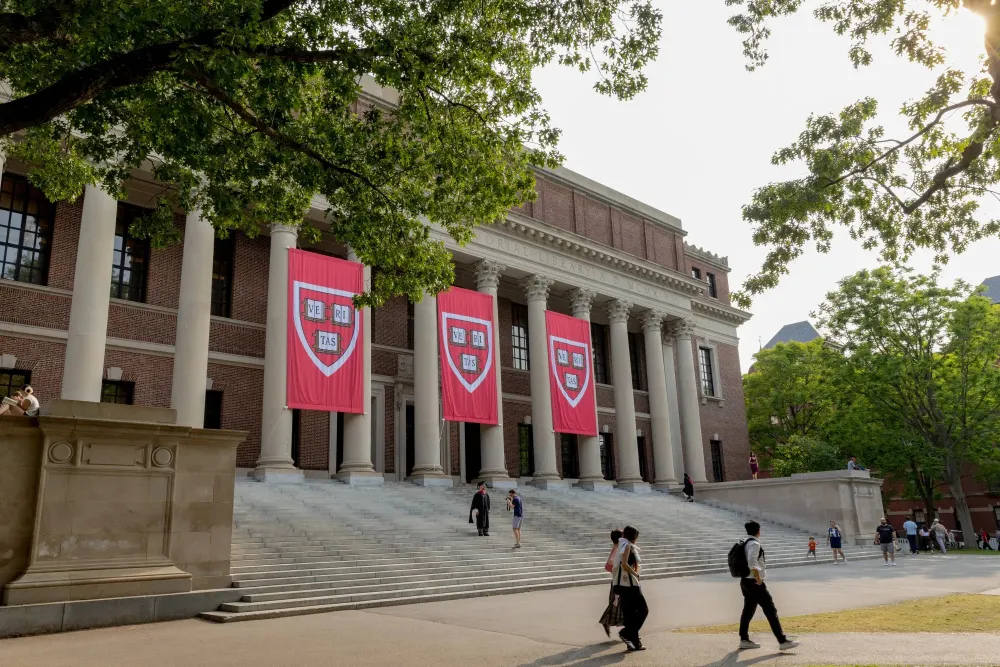 Khuôn viên trường ĐH Harvard ở TP Cambridge, bang Massachusetts (Mỹ). Ảnh: Cassandra Klos/Bloomberg trường ĐH Harvard