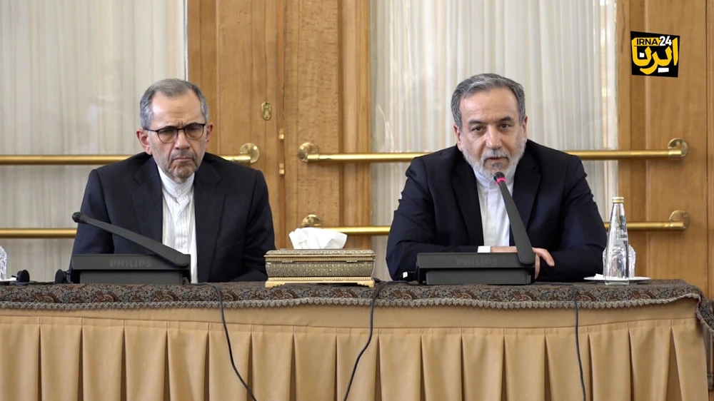 Ngoại trưởng Iran - ông Abbas Araqchi (phải) trong cuộc họp báo ngày 12-7. Ảnh: IRNA