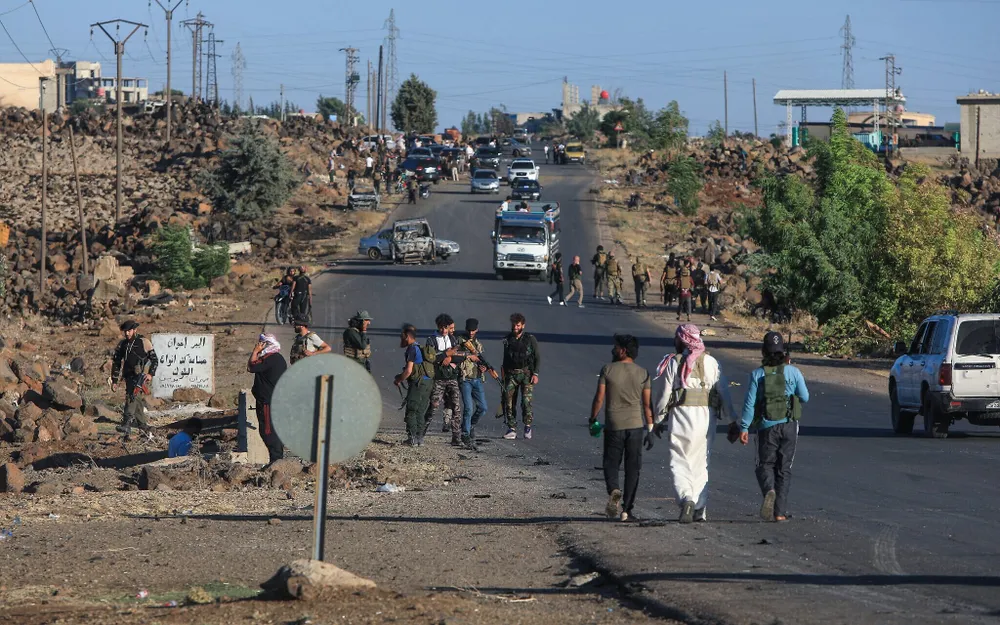 TP Sweida (Syria) ngày 18-7 giữa đụng độ giáo phái. Ảnh: Bakr ALKASEM / AFP Đại sứ Mỹ nói Israel và Syria đạt thỏa thuận ngừng bắn, kêu gọi các phe phái hạ vũ khí
