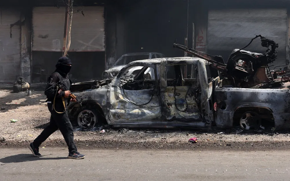 Một chiến binh từ bộ tộc Bedouin tại TP Sweida (miền nam Syria) ngày 18-7. Ảnh: BAKR ALKASEM / AFP Đụng độ giáo phái leo thang, Israel đồng ý cho Syria tiếp cận khu vực giao tranh