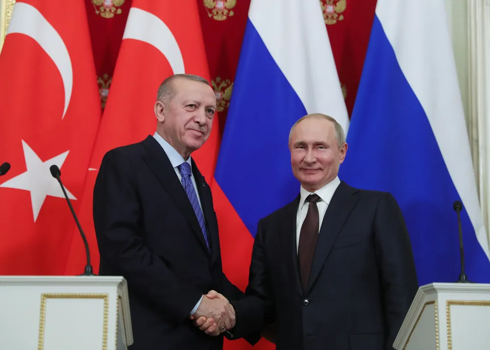 Tổng thống Nga Vladimir Putin (phải) và Tổng thống Thổ Nhĩ Kỳ Recep Tayyip Erdogan. Ảnh: ANADOLU AGENCY Ông Putin điện đàm ông Erdogan, cam kết giải pháp ngoại giao cho xung đột Ukraine