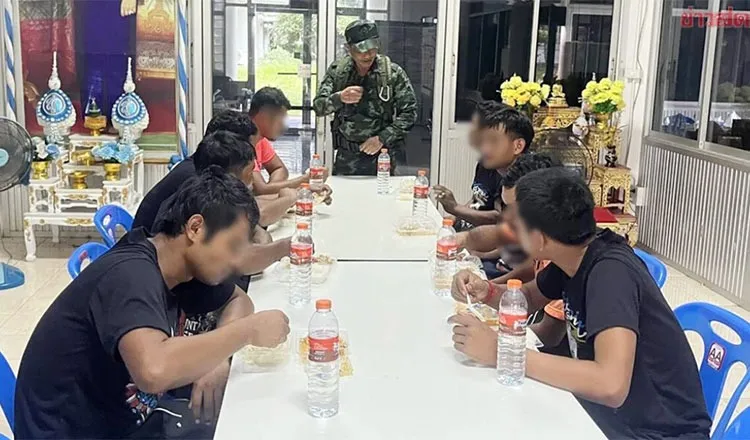 Nhóm binh sĩ Campuchia bị Thái Lan bắt. Ảnh: KHMER TIMES