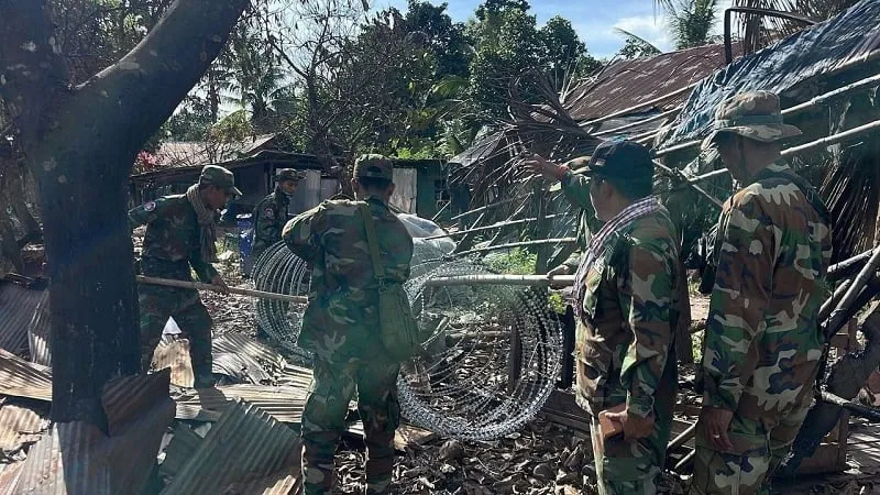 Hàng rào dây thép gai ở biên giới tranh chấp giữa Campuchia và Thái Lan bị tháo dỡ. Ảnh: THMEY THMEY
