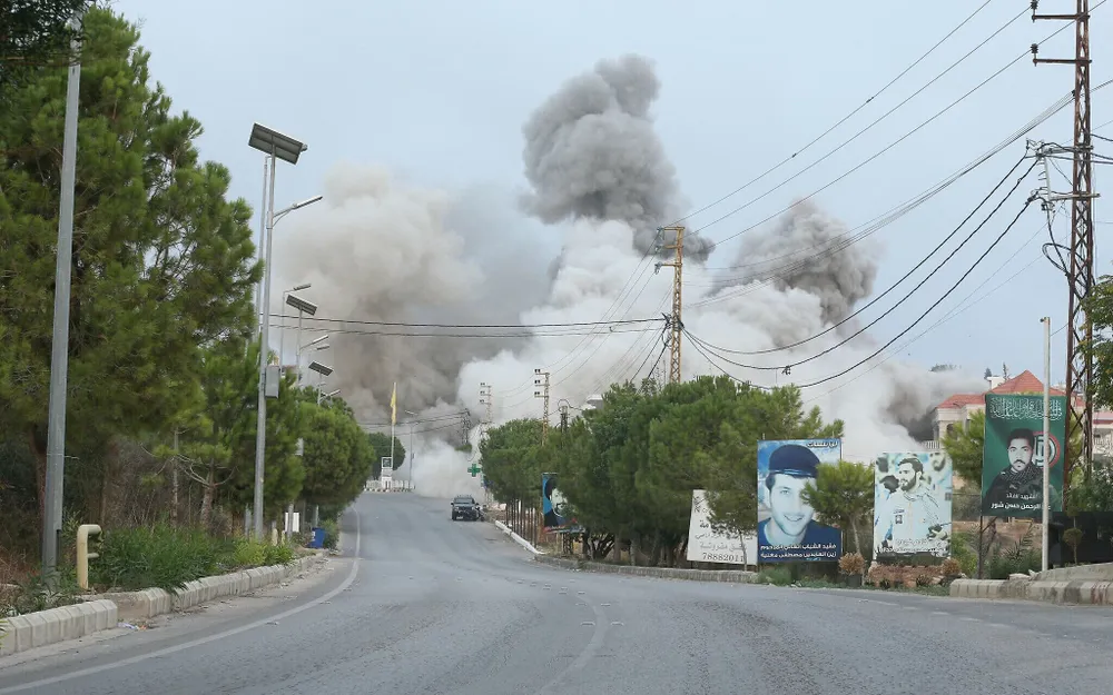 Israel không kích dữ dội Lebanon, quyết ngăn Hezbollah tái vũ trang