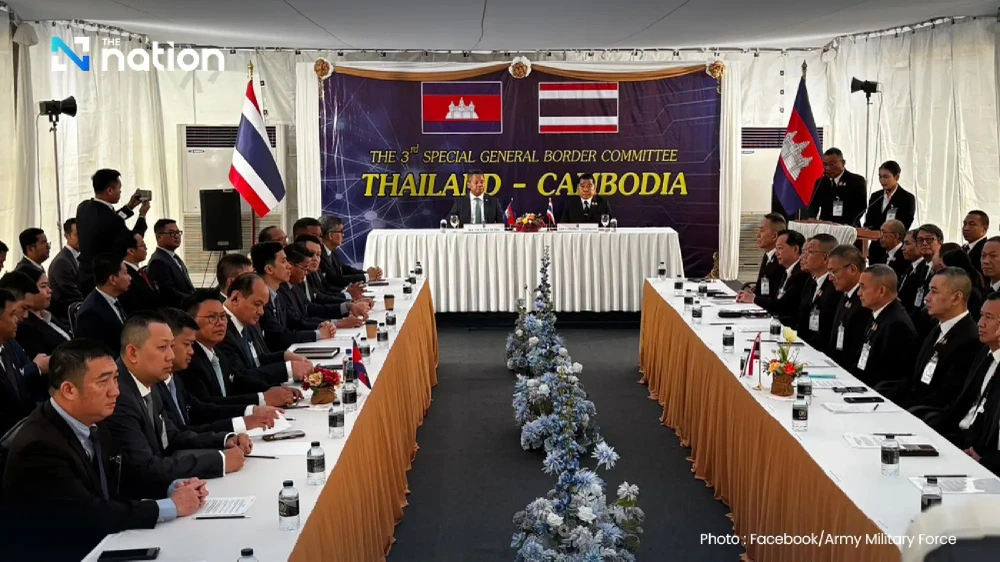 Phái đoàn Thái Lanvà Campuchia tại lễ ký thoả thuận ngừng bắn ngày 27-12. Ảnh: NATION