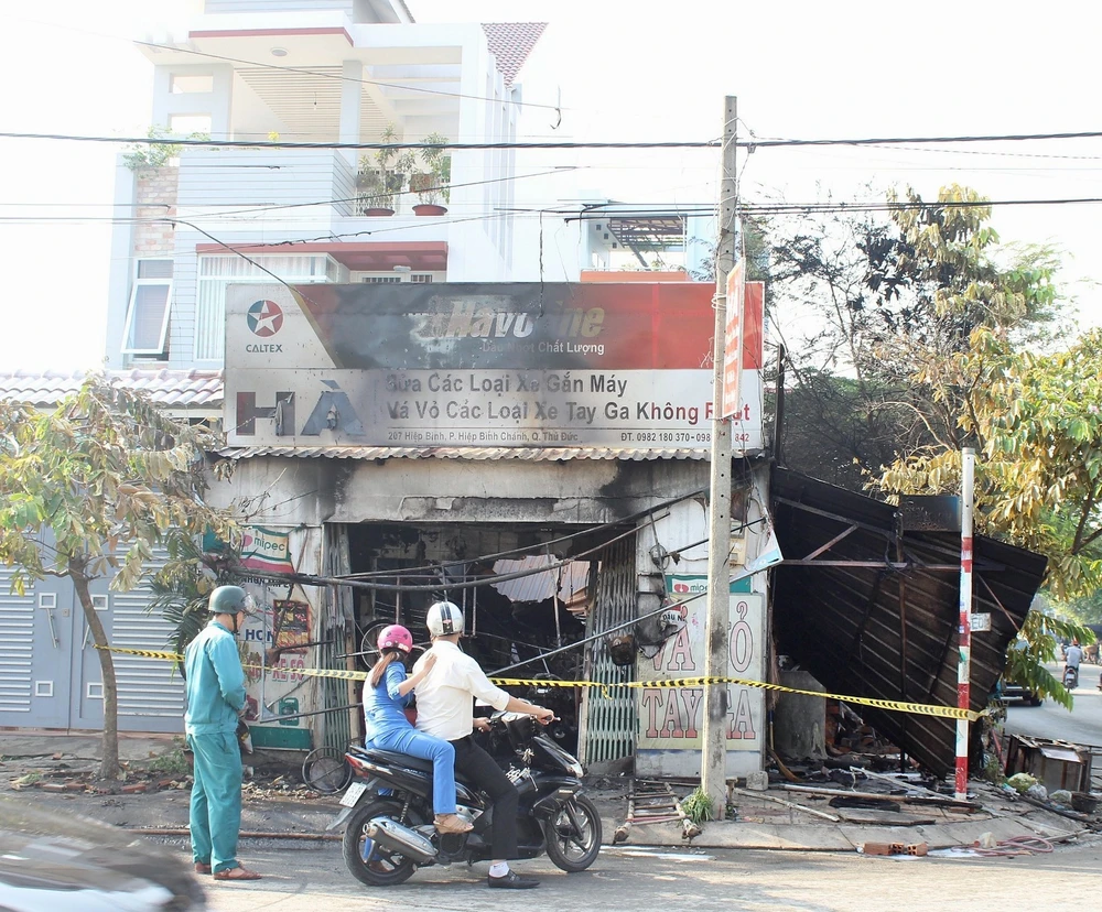 Giải cứu một người kẹt trong biển lửa ảnh 5