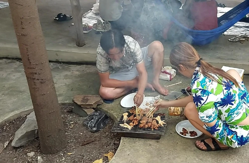 Du khách tự nướng đồ ăn mang theo.