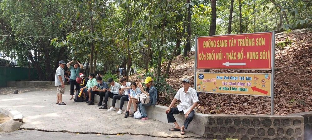 Vừa thư giãn, du khách vừa tham quan cảnh đẹp nơi đây