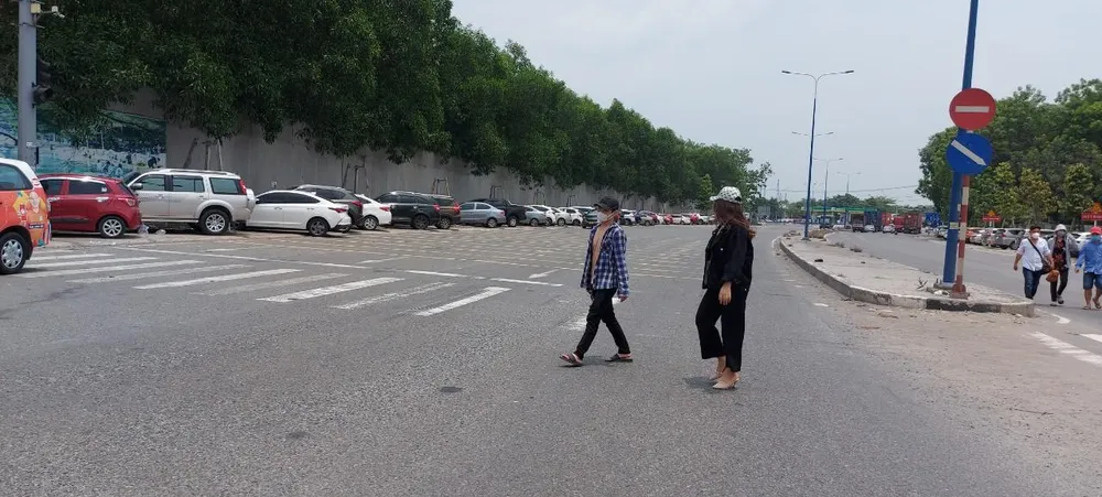 Tất cả các bãi giữ xe của khu du lịch đều kín chỗ, xe hơi phải đậu kín hàng dài hai bên đường.