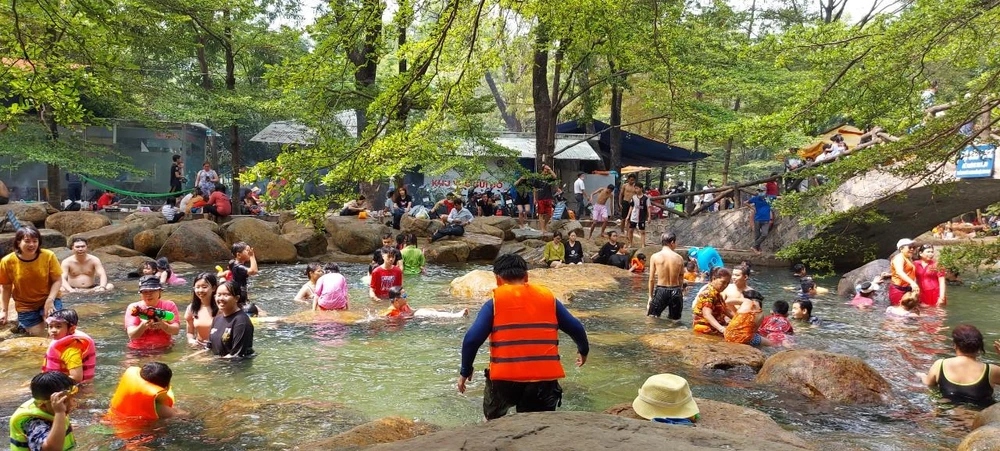 Dưới cái nắng gay gắt thì tắm dưới dòng suối nhân tạo là lựa chọn số 1 của tất cả du khách khi đến khu du lịch Thuỷ Châu.