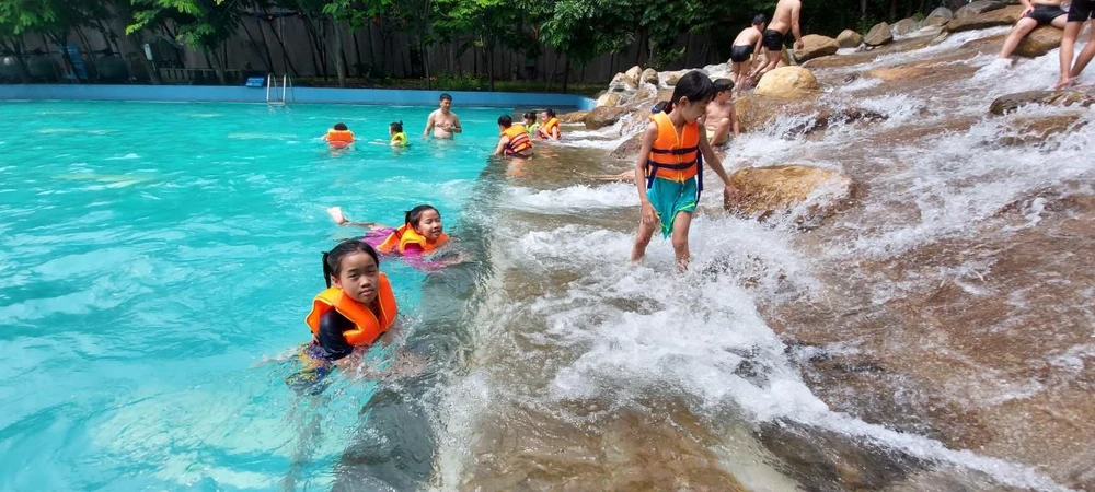Hồ bơi quốc tế kèm thác nước là nơi vui chơi lý tưởng cho các em nhỏ.