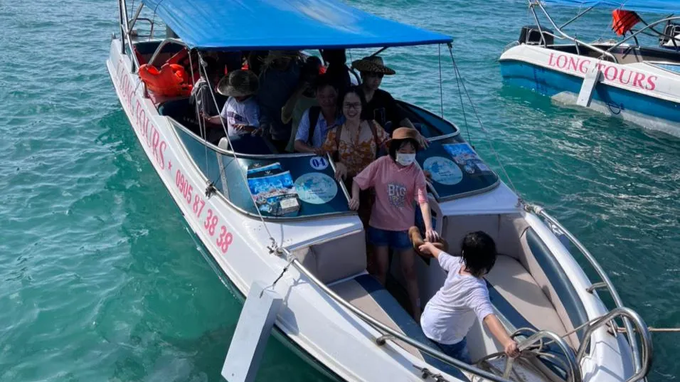 Du khách trải nghiệm tour ngắm 4 đảo đẹp nhất Phú Quốc. Ảnh: LAN THY