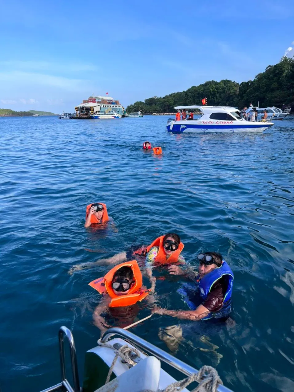 Sau khi đi bộ dưới đáy biển để ngắm các loài cá, du khách di chuyển đến khu vực ngắm san hô. Ảnh: LAN THY