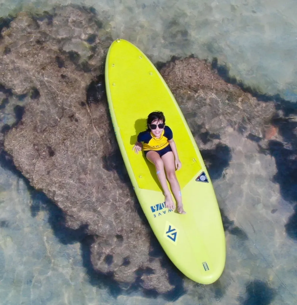 Chụp ảnh bằng flycam thu hút khách du lịch ở Hòn Mây Rút. Ảnh: LAN THY