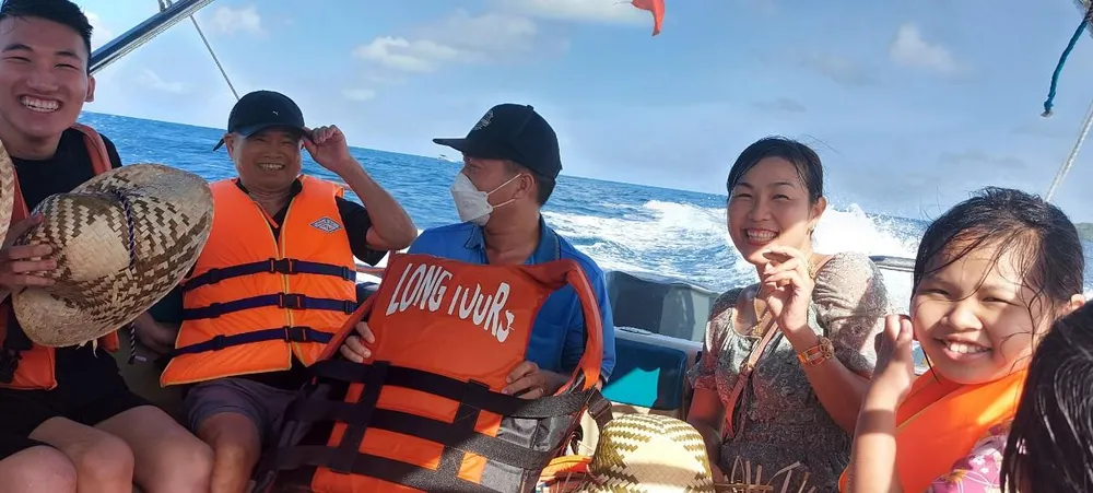 Từ bến tàu cao tốc, du khách di chuyển đến các đảo bằng cano. Ảnh: LAN THY