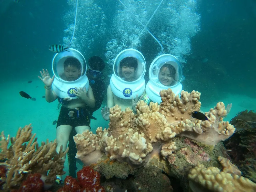 Cùng gia đình đi bộ dưới đáy biển. Ảnh: LAN THY