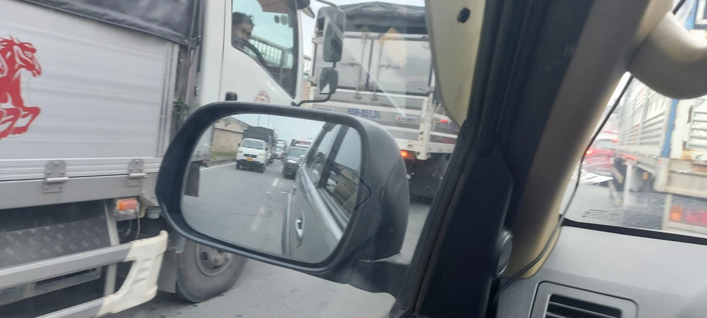 Đoạn đường kẹt xe kéo dài chưa có dấu hiệu thông xe. Đoạn đường kẹt xe kéo dài chưa có dấu hiệu thông xe.