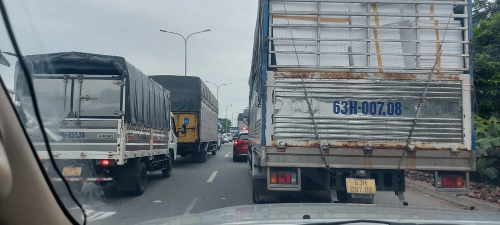 Tài xế bất lực trước hàng xe nối dài Tài xế bất lực trước hàng xe nối dài