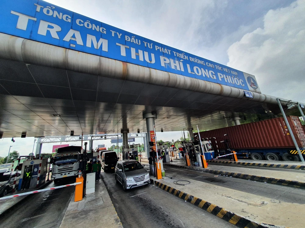 Ngày đầu thu phí dịch vụ sử dụng đường bộ theo hình thức điện tử tự động không dừng. Công tác thu phí không dừng trên tuyến cao tốc này được bắt đầu từ 22 giờ hôm 25-7