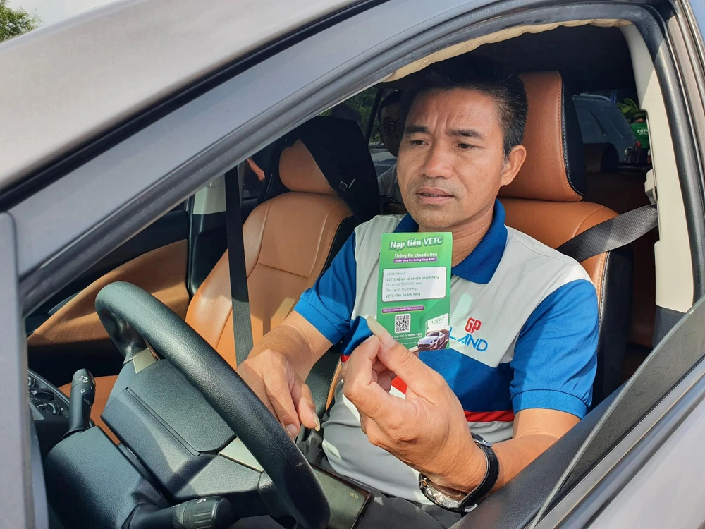 Mỗi phương tiện chỉ được dán một loại thẻ. Ảnh: Kiên Cường Mỗi phương tiện chỉ được dán một loại thẻ. Ảnh: Kiên Cường