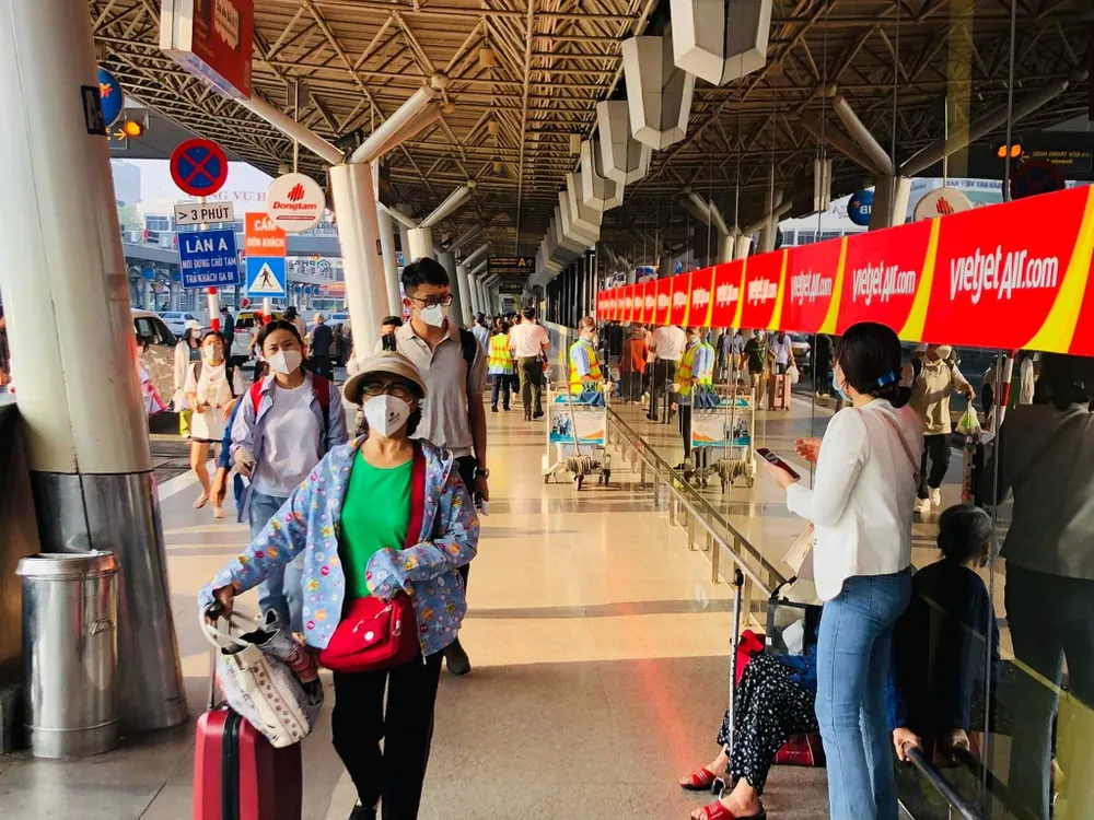 Sáng 1-9, sân bay Tân Sơn Nhất rất thông thoáng. Ảnh: PHONG ĐIỀN Sáng 1-9, sân bay Tân Sơn Nhất rất thông thoáng. Ảnh: PHONG ĐIỀN