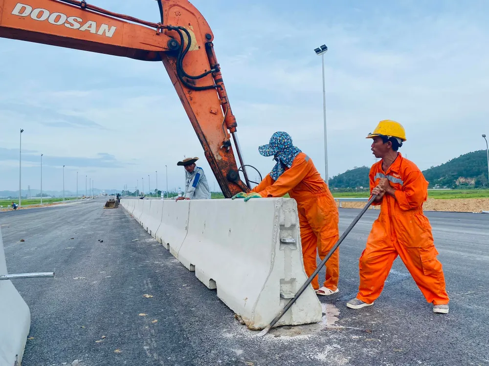 Đoạn cao tốc Nghi Sơn - Diễn Châu dài gần 50 km đã cơ bản hoàn thành trải thảm nhựa và hộ lan. Ảnh: ĐẮC LAM