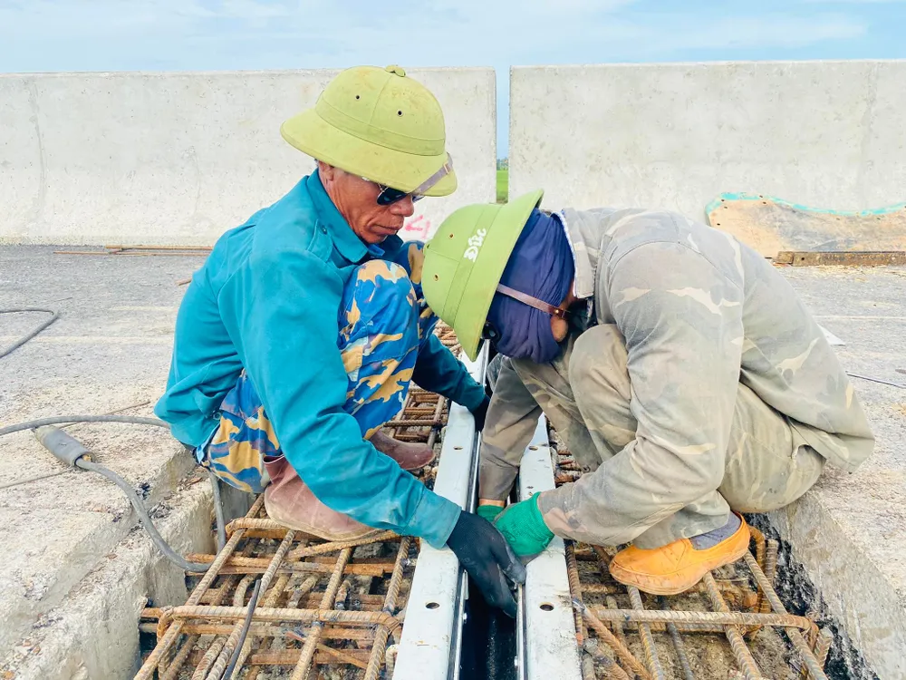 Những hạng mục cuối cùng của cao tốc Nghi Sơn - Diễn Châu đang được hoàn thiện. Ảnh: ĐẮC LAM