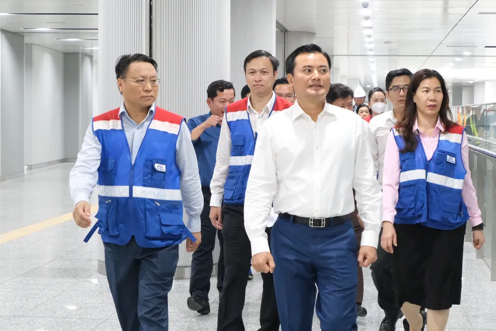 Phó Chủ tịch UBND TP.HCM Bùi Xuân Cường tham gia buổi chạy thử nghiệm trên toàn tuyến metro số 1.
