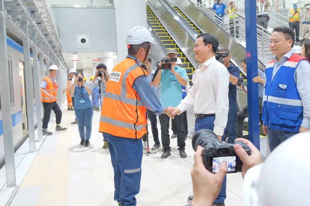 Phó Chủ tịch UBND TP Bùi Xuân Cường trao đổi cùng nhà thầu Hitachi.