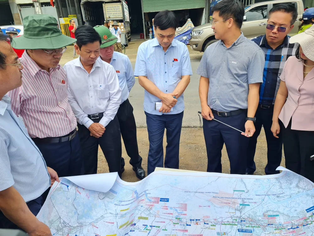 Đoàn Ủy ban kinh tế Quốc hội thị sát dự án đường cao tốc Biên Hòa - Vũng Tàu đoạn qua tỉnh Đồng Nai. Ảnh: VH 1ac909e1dd6b0835517a.jpg
